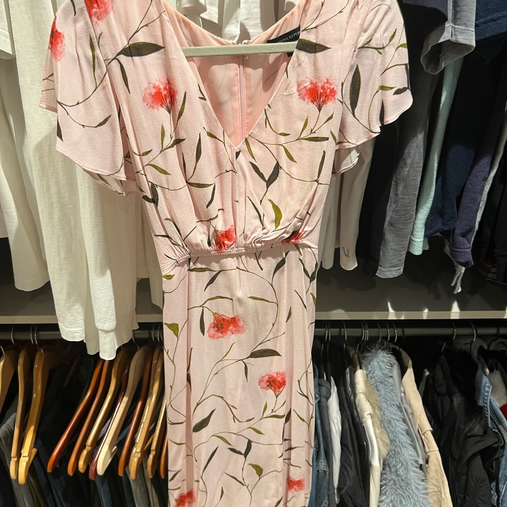 Banana republic size 8. Beautiful pink floral dress. Split sleeves.